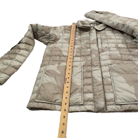 The North Face Women's
ThermoBall Eco Snap Jacket-Size Medium-Dove Grey Camo - Picture 11 of 15